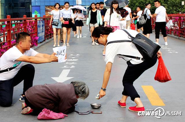西安男子举牌揭示职业乞丐 调查：重点商圈常见