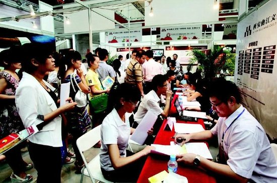 西北最大规模人才招聘会举行 供3000多个岗位