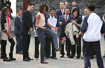 美"第一夫人"看到彩色兵马俑问 这是不是原始颜色_大秦网_腾讯网