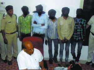 美两<em>中学生强奸</em>少女 众少年围观拍照_大秦网_