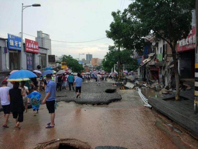 榆林城区暴雨致多处内涝 降雨或将持续至28日