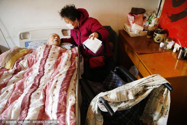 89岁瘫痪老人欲领高龄补贴 银行要求现场补资