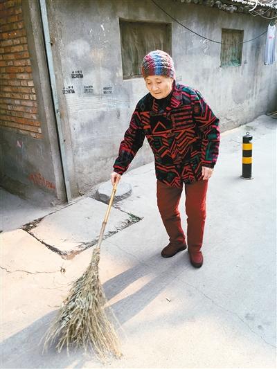78岁老奶奶每天义务扫街 已经坚持20个年头