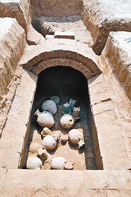 西安北郊发现汉代平民墓 墓主富裕防盗用流沙