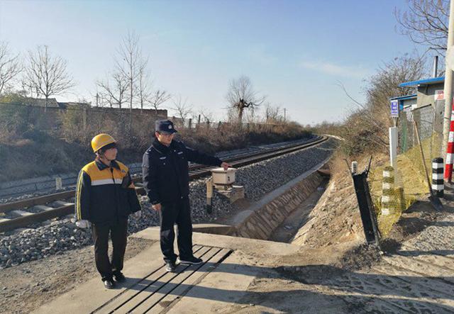 延安铁路公安处蒲城铁警开展铁路道口安全检查