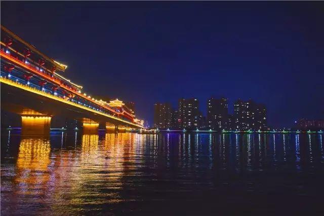 咸阳古渡廊桥亮灯了 来看看夜晚的大桥有多美