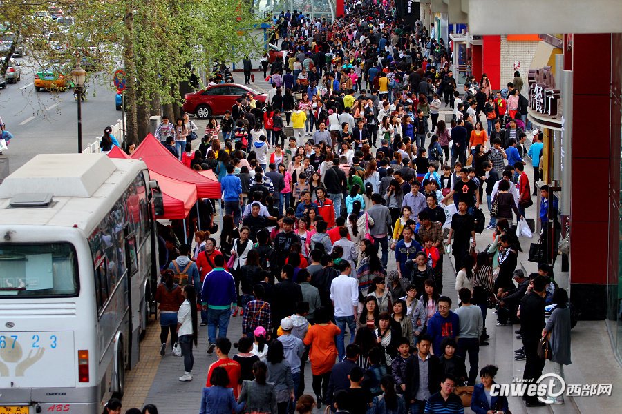 长假市民血逛钟楼<em>小寨 美女</em>秀黑丝白丝(图)|富