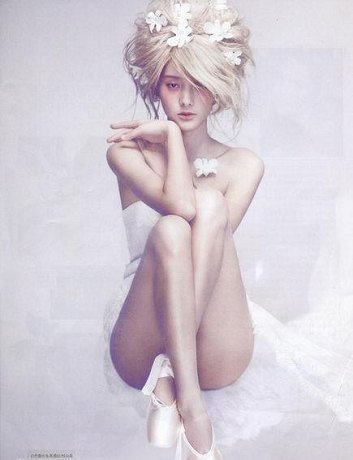 裴蓓婚纱照_裴蓓性感