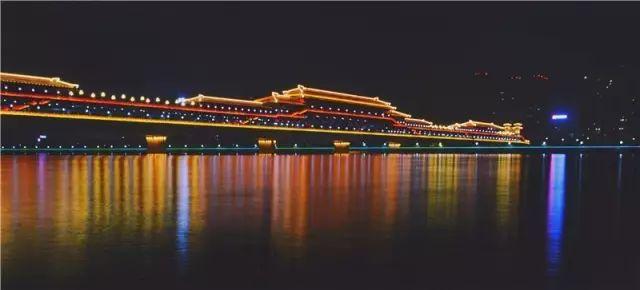 咸阳古渡廊桥亮灯了 来看看夜晚的大桥有多美