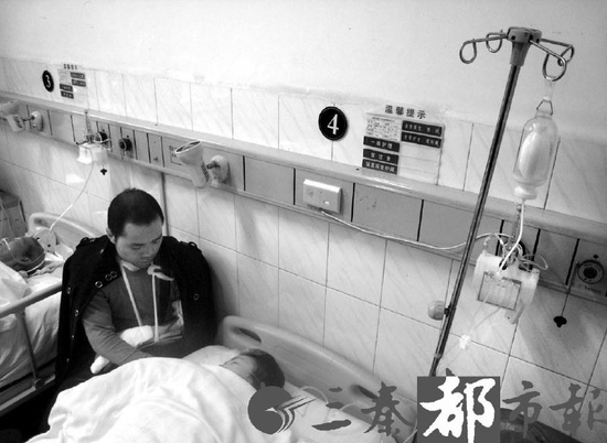 挤公交车起争执 20岁小伙<em>捅</em>伤<em>父女</em>俩后逃跑_大