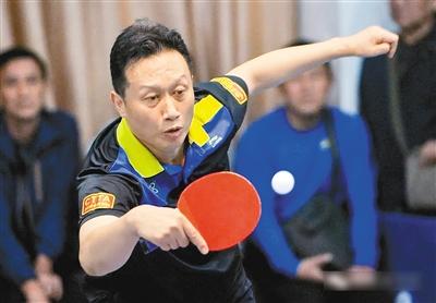 西安乒乓球业余高手刘海锋 (资料图片) 记者 王健 摄