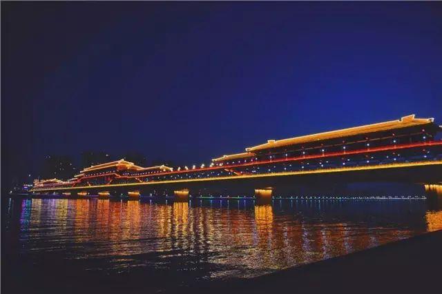 咸阳古渡廊桥亮灯了 来看看夜晚的大桥有多美