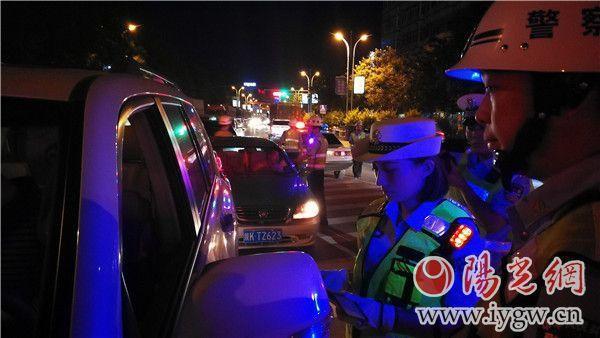 绥德交警夜晚设卡查车 查处交通违法行为20起