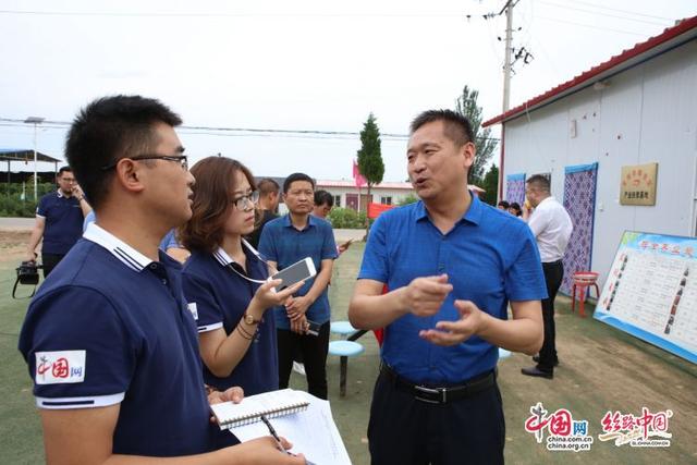 贾村镇党委书记张小卫讲解"一带一,10 2"模式的带动方法.