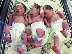 宝鸡90后妈妈产下三胞胎 多人想看宝宝沾喜气