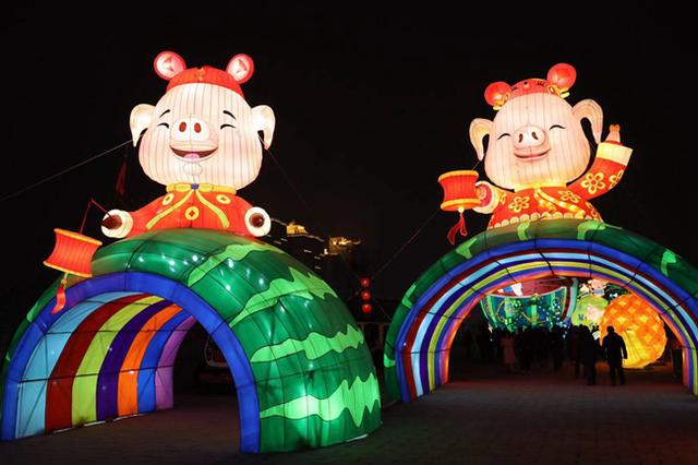 春节长假去哪玩 西安城墙新春灯会炫彩亮灯
