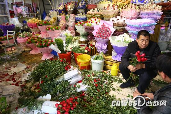 昆明降温西安鲜花价格猛涨 99朵红玫瑰破千元