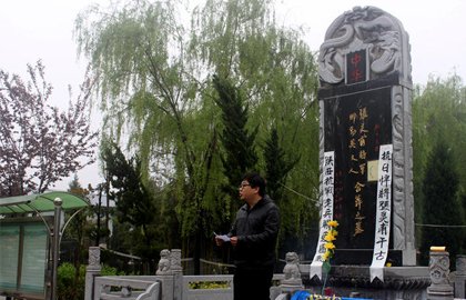 群众清明节祭奠抗日名将张灵甫将军
