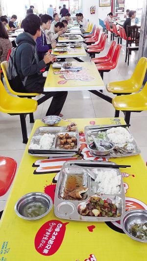 高校食堂调查:学生挑食 不少人吃一半倒一半
