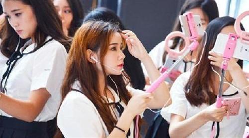 女主播亮相魅族小米发布会 环形补光灯助攻