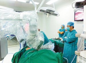 六旬父亲捐肾救子机器人做手术 父子2天后出院