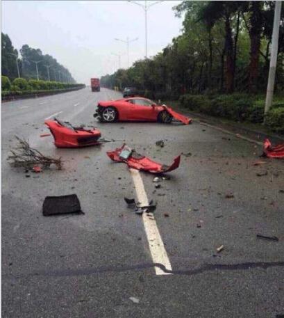 法拉利撞树断成两截 司机没事(图)