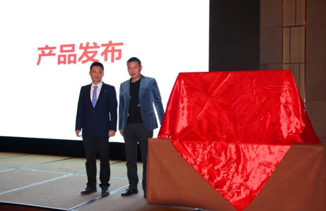 tcl彩电总经理马俊峰&苏宁运营总监张沛总为产品揭幕