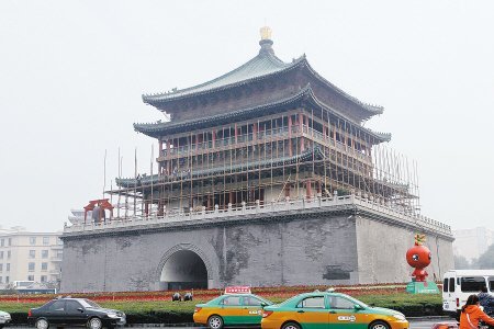 西安钟楼维修换七八百块瓦 年内不对游客开放