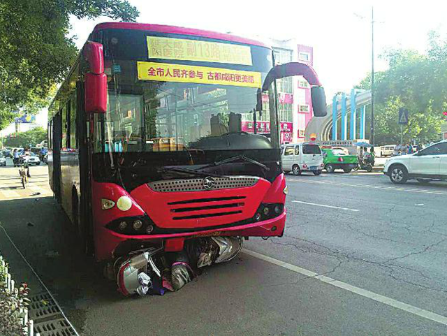 咸阳一女子骑电动车被卷入公交车底 当场身亡