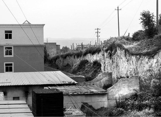 西安陆家寨村渣土山傍俩学校 高山已现裂缝