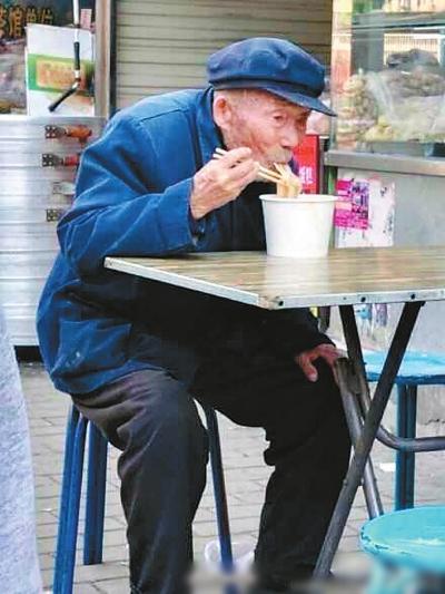 网友"小5写日记"到水文巷的一家面馆吃饭,这时,一位老人走到了旁边一