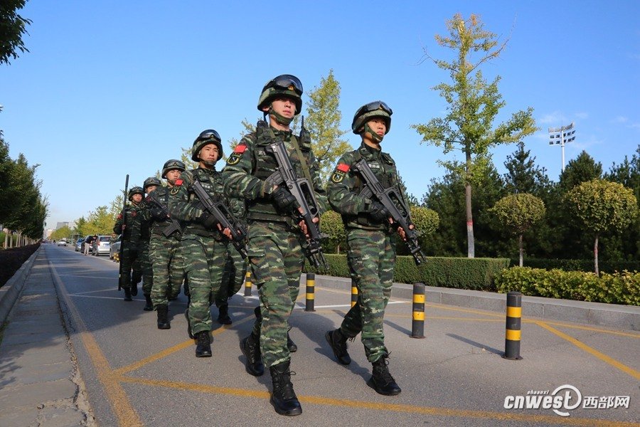 榆林武警全副武装巡逻 高颜值亮相成街头一景