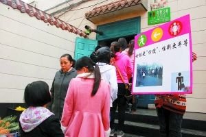 兰州女学生占领男厕 呼吁女性如厕难问题
