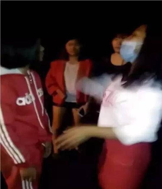 少女遭数名女生狂抽脸晕倒