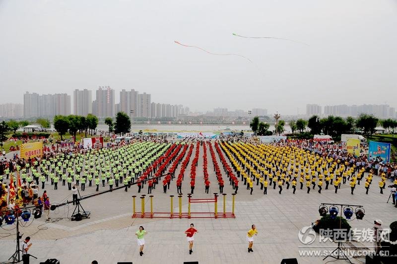 咸阳上千名群众齐跳广场舞