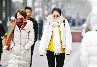 13日,我市迎来了大幅降温,气温明显下降,室外进入速冻模式,吹起的