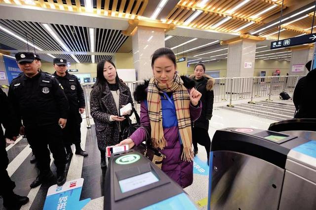 1月1日起 西安地铁正式启动手机扫码过闸乘车