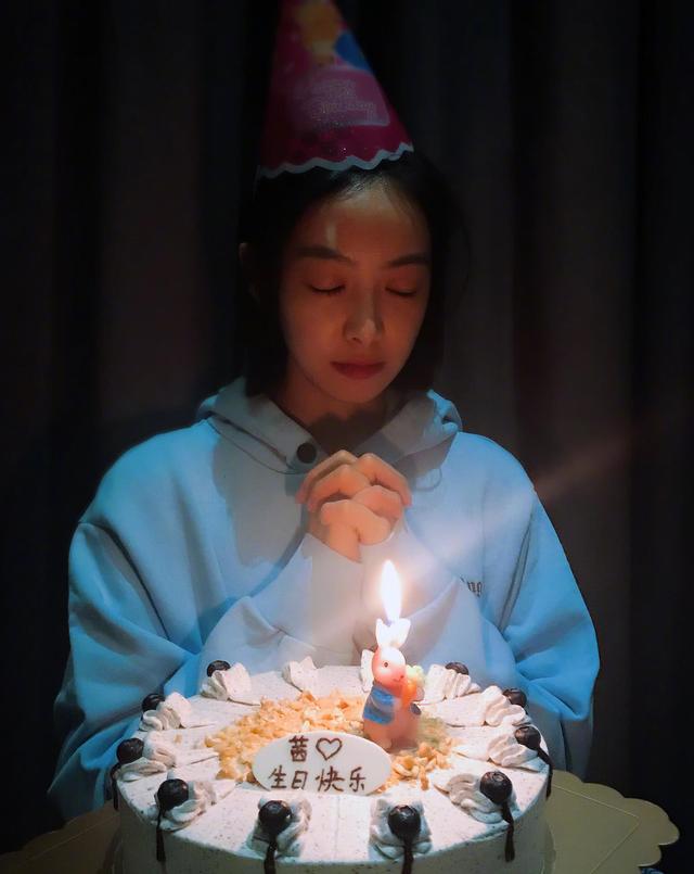 宋茜晒生日美照 与绯闻男友盛一伦甜蜜互动