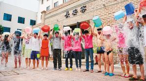 西安市民迎接冰桶挑战 陕西约2000&ldquo;渐冻人&rdquo;