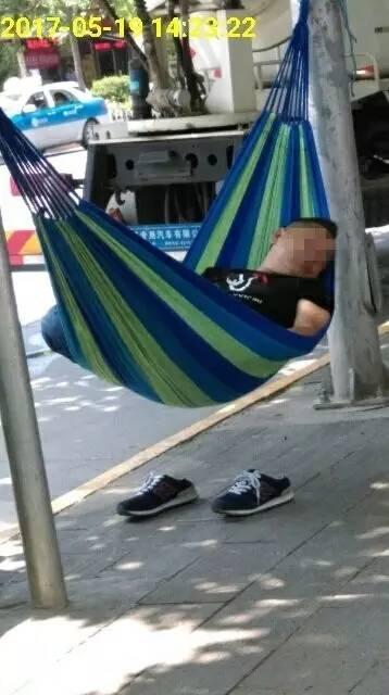 咸阳街头不文明现象仍在:男子在路灯杆上绑吊挣钱店自助情趣用品图片