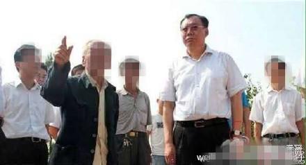 不过,又一名陕西官员陷入了手表风波,这人就是陕西省府谷县委书记