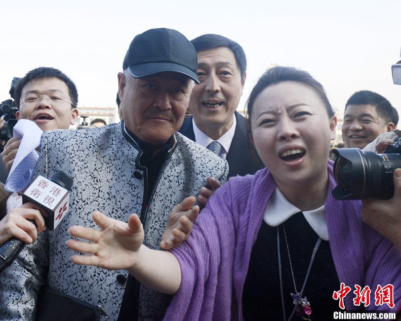 两会表情:袁隆平托腮