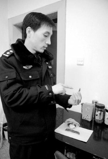 民警公园散步捡一塑料袋 内藏25发手枪子弹 