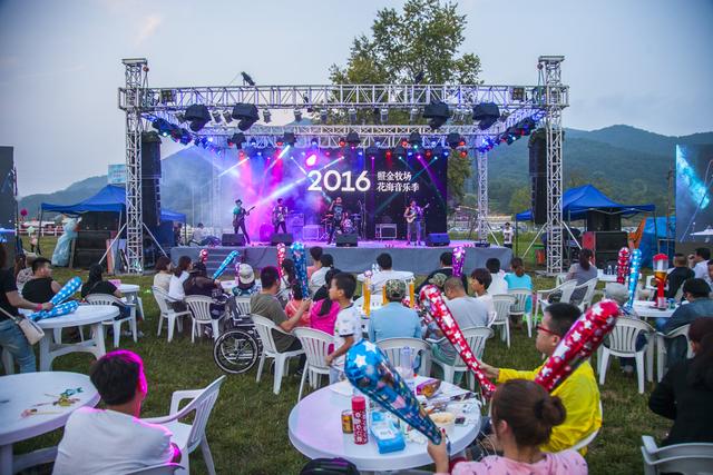 喝着啤酒唱着歌 照金牧场花海音乐季炫动启幕