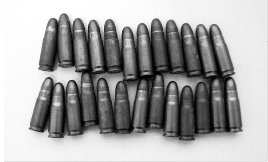 民警公园散步捡一塑料袋 内藏25发手枪子弹