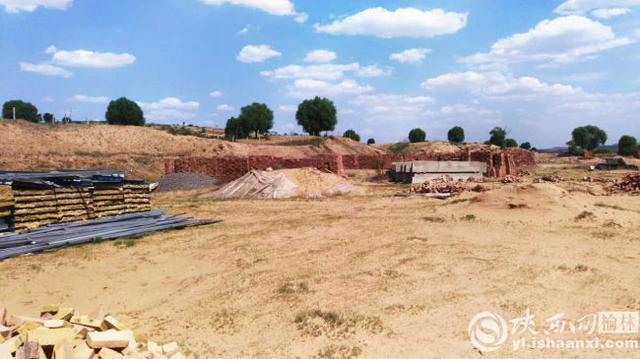 横山荒草林地因致富路起纠纷 四农户房财两空