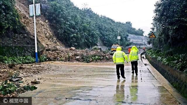陕西汉中受强降雨影响 镇巴多条道路发生塌方
