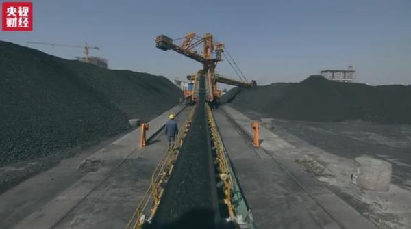 煤价半年翻一番 货车在榆林煤矿门口排队抢购