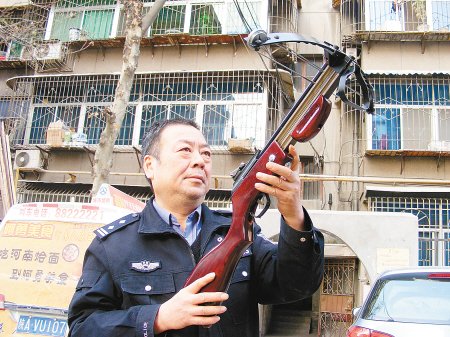 西安警方查获1车弩枪 10米外可射穿木板(图)