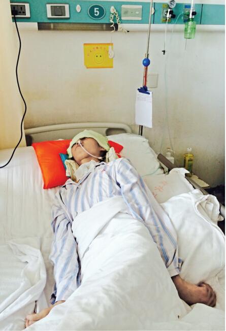 小伙发羊癫疯冲出窗户坠楼 高额医疗费难倒人